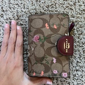 Coach medium corner zip wallet logo flower